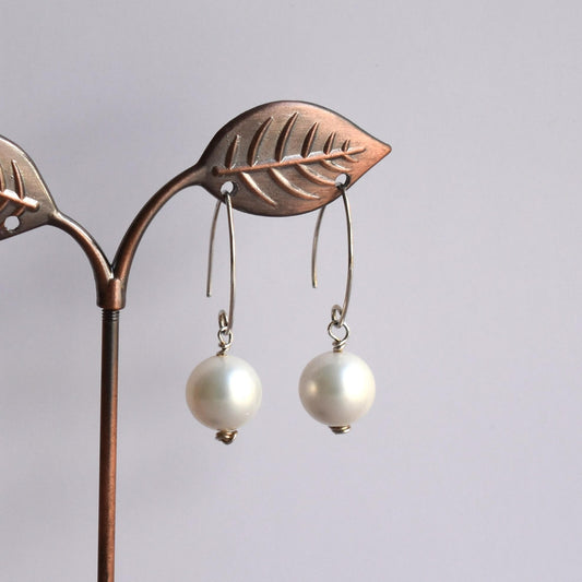 Round pearl drop V-shaped wire earrings