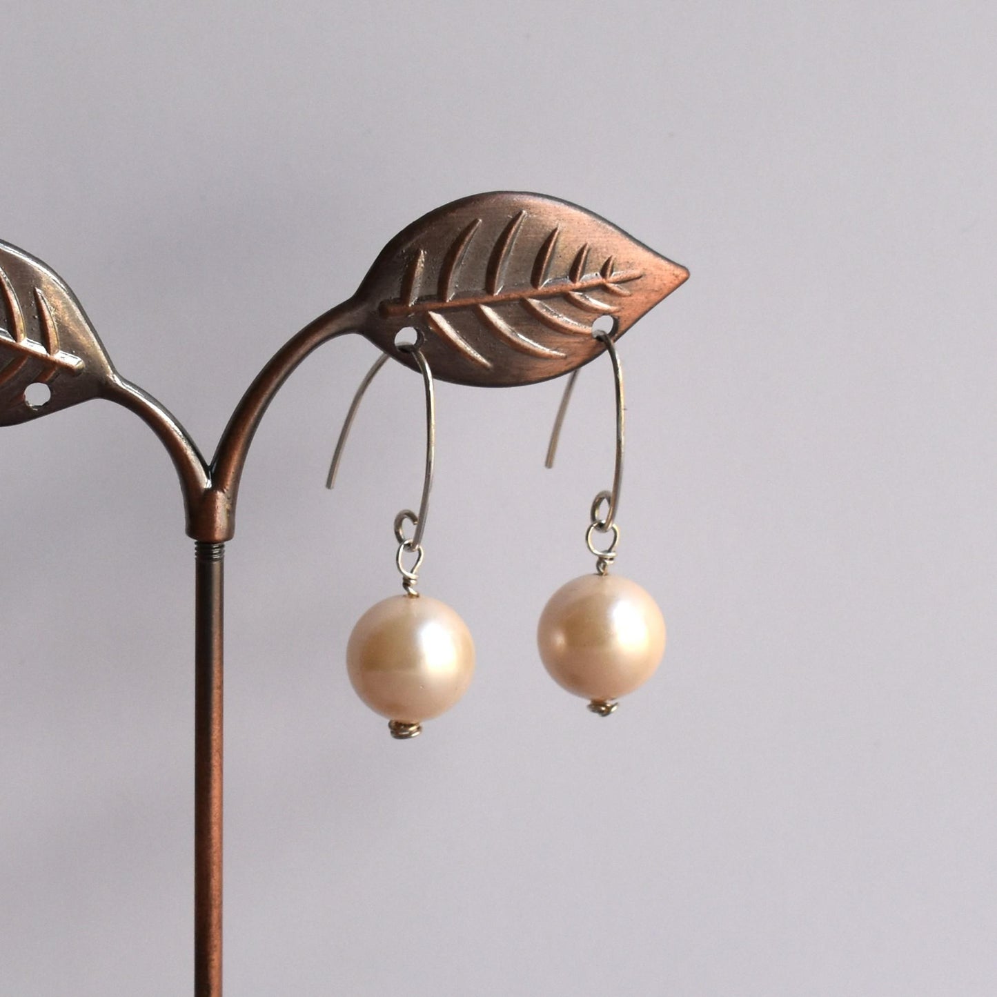 Round pearl drop V-shaped wire earrings