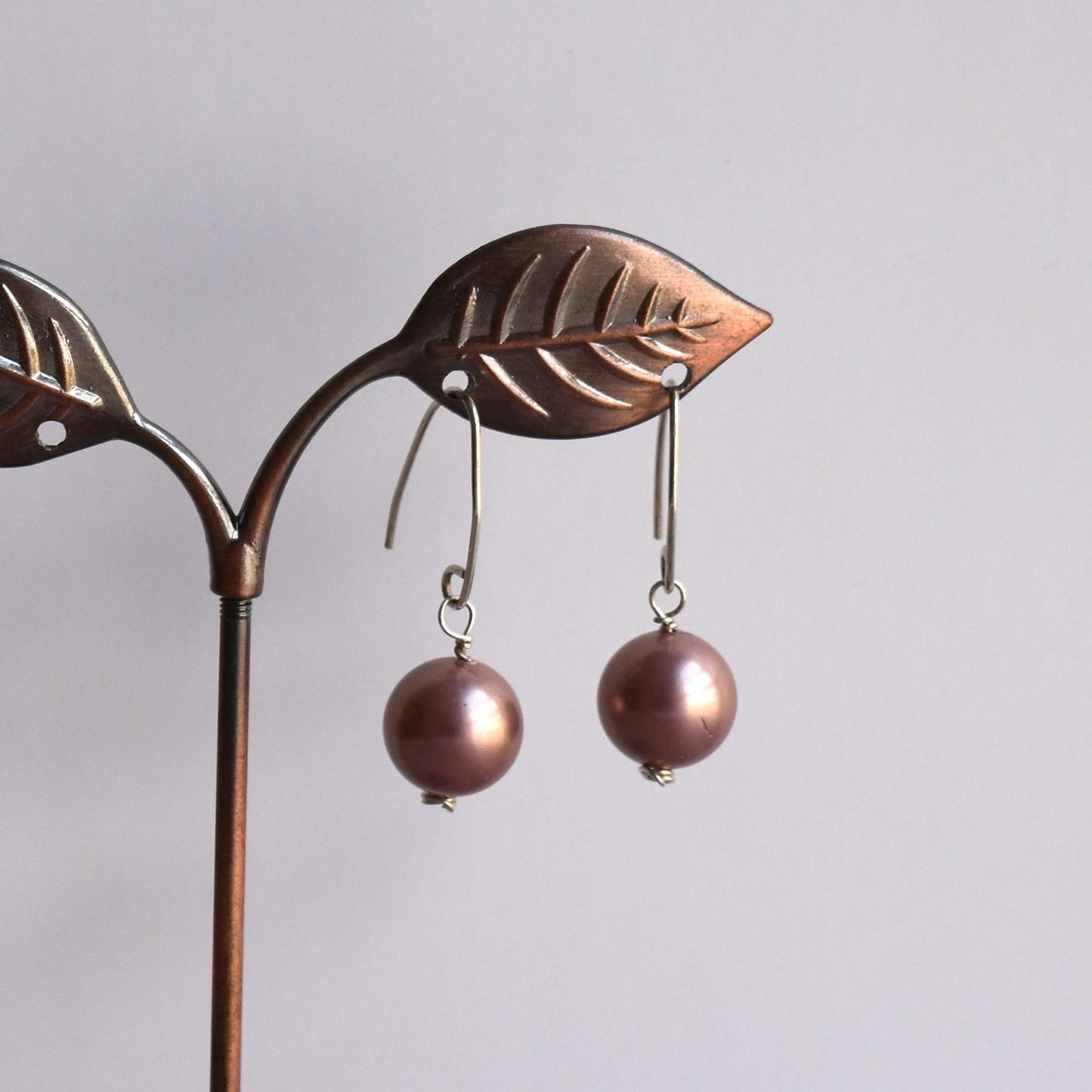 Round pearl drop V-shaped wire earrings
