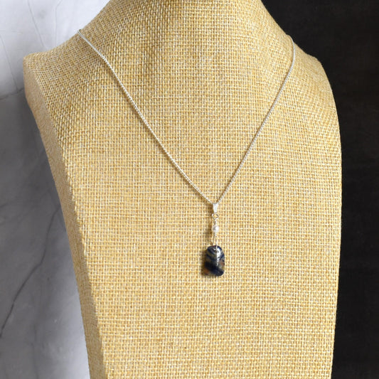 Semi-precious stone pendant necklace